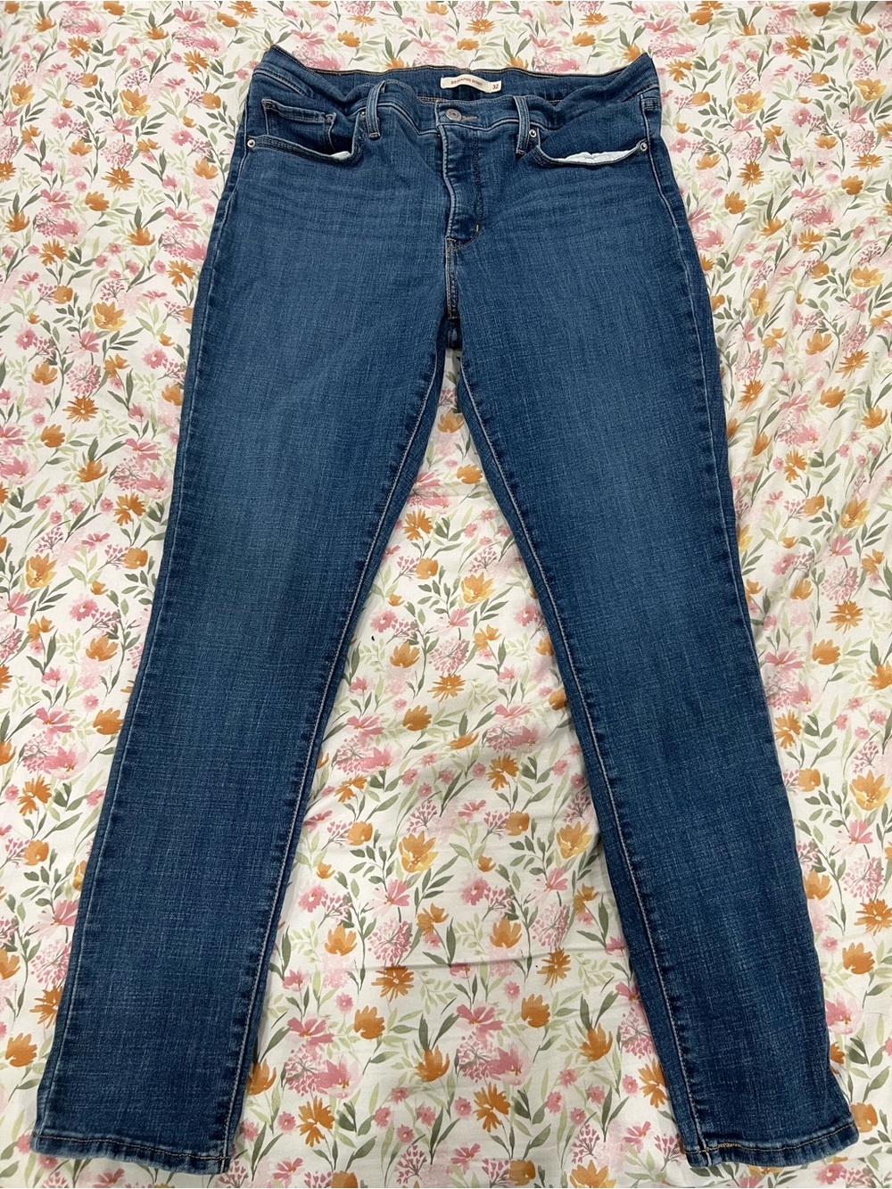 Levi's Women's Skinny Jeans in Dark Blue Wash